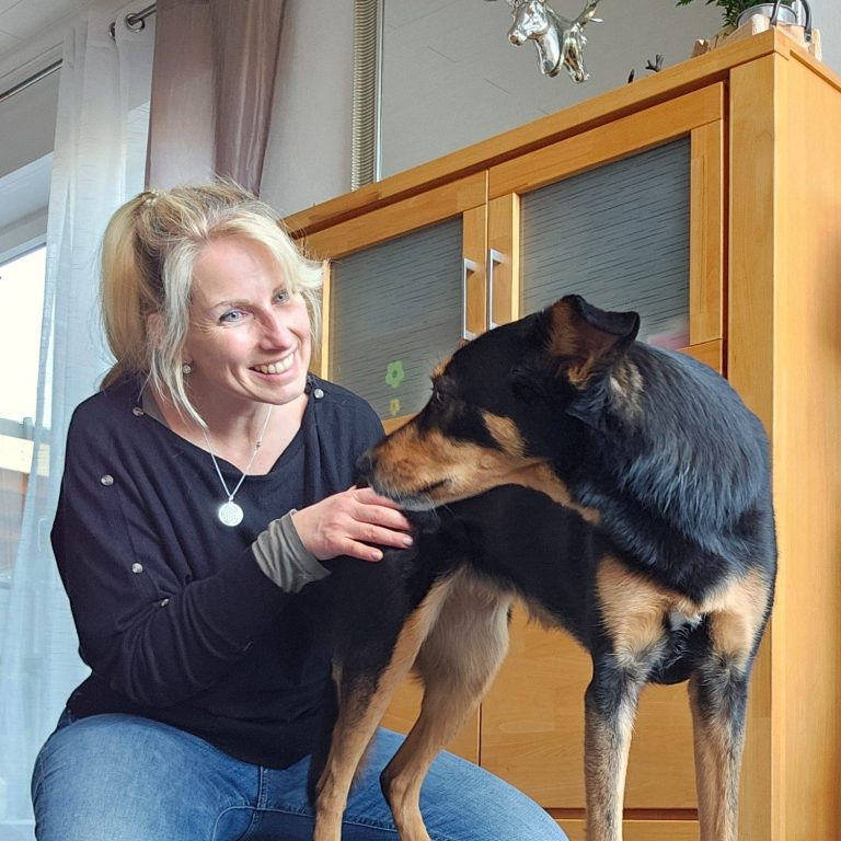 Hier sieht man Juliane Merkler von der Tierheilpraxis akupunktierchen, wie sie Hündin Jette eine Tuina-Massage gibt.