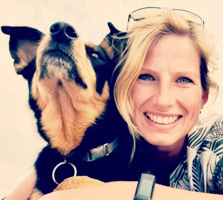 Hier sieht man die Tierheilpraktikerin Juliane Merkler von der Tierheilpraxis akupunktierchen und ihrem Hund Jette 